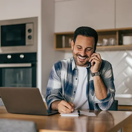 Hombre feliz contratando por teléfono mantenimiento con Endesa